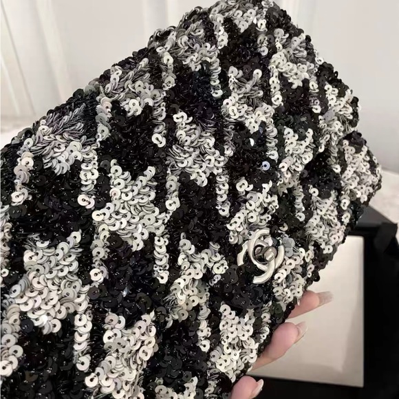CHANEL BLACK & SILVER SEQUIN HOUNDSTOOTH HALF FLAP MEDIUM - Picture 6 of 10